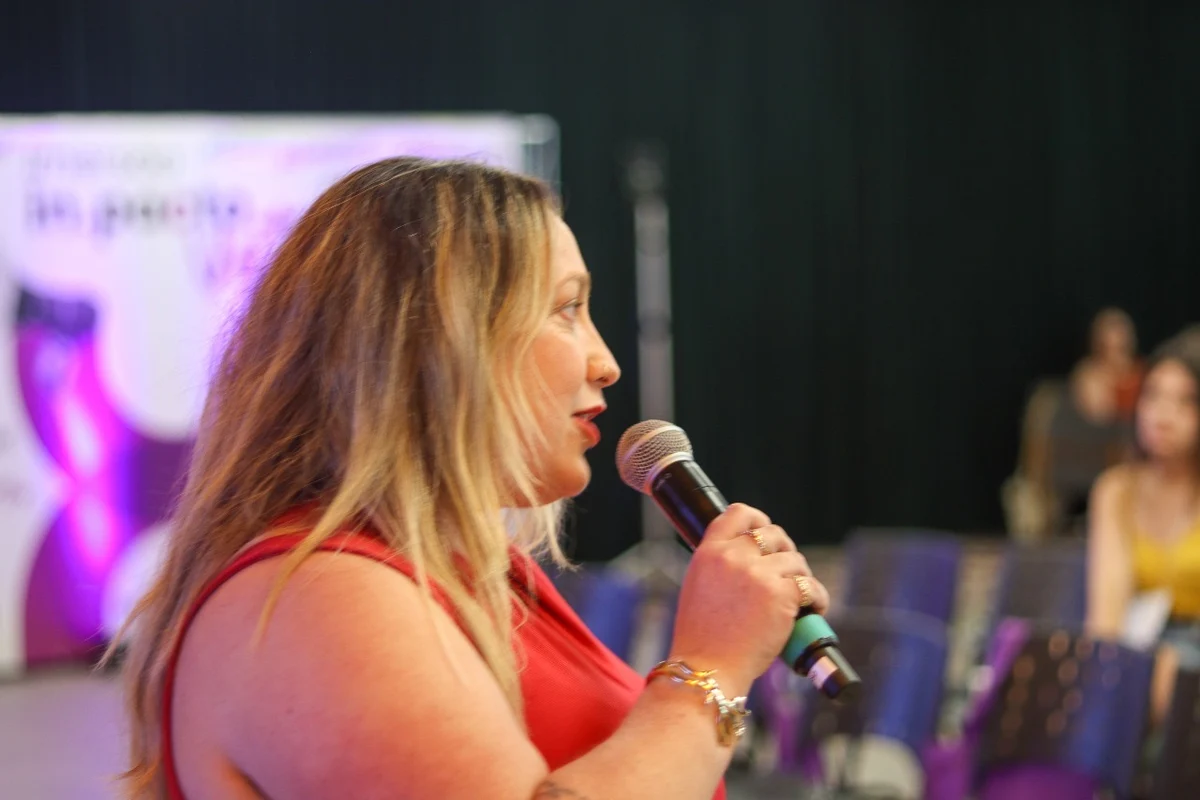 Roberta Reis compartilhando estratégias em um evento do setor