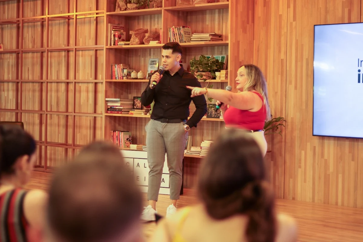 Lucas e Roberta palestrando juntos diante de uma plateia