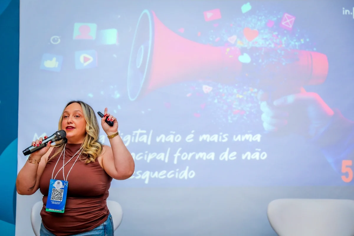 Roberta Reis apresentando estratégias de marketing veterinário