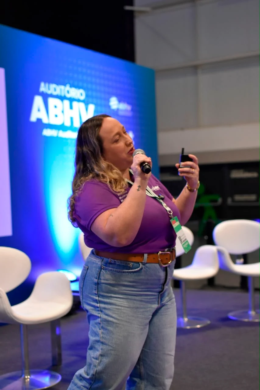 Roberta Reis palestrando no Auditório ABHV
