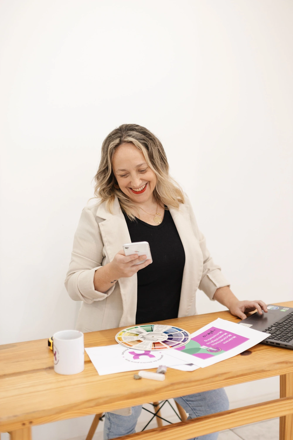 Roberta Reis trabalhando em planejamento e identidade de marca na In.plexo